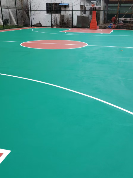 新城街道 球场长期使用易出现地面开裂